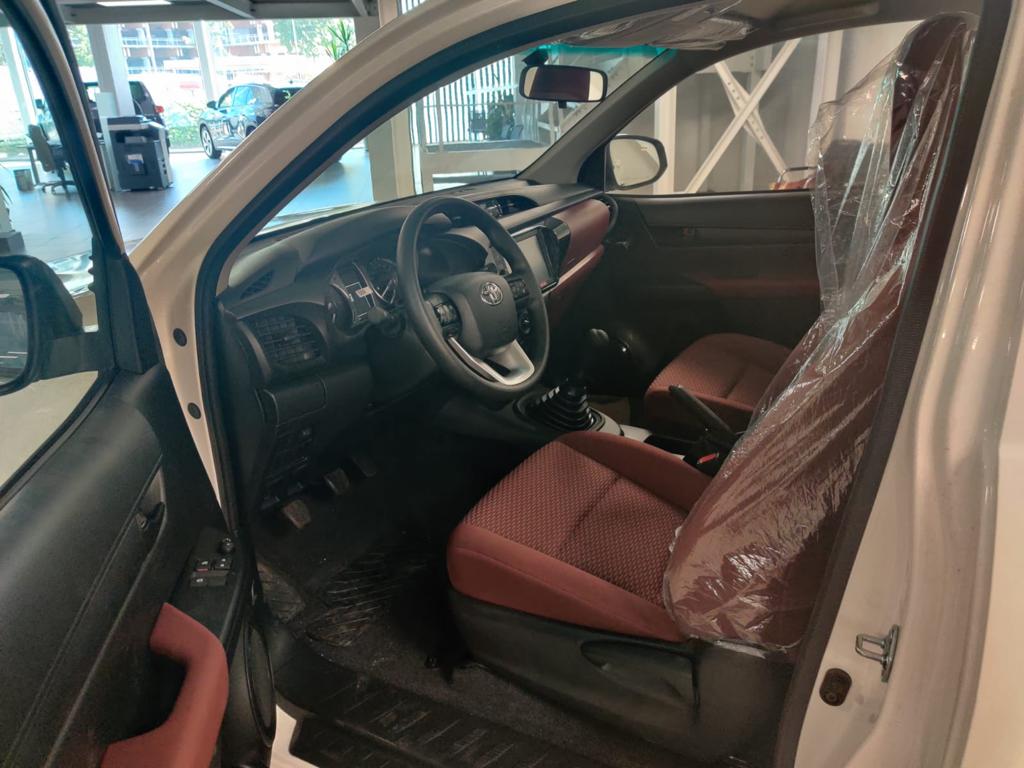 TOYOTA HILUX SC 2.4L 4X2 M/T