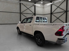 Load image into Gallery viewer, Hilux SR5 DC Automatic 