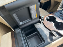 Charger l'image dans la galerie, Toyota Landcruiser VIP