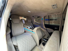 Charger l'image dans la galerie, Toyota Landcruiser VIP