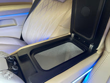 Charger l'image dans la galerie, Toyota Landcruiser VIP