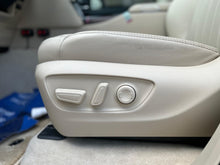 Charger l'image dans la galerie, Toyota Landcruiser VIP