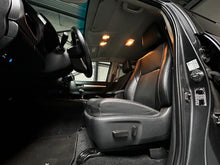 Charger l'image dans la galerie, TOYOTA Hilux Lounge 2.8L DIESEL 4X4