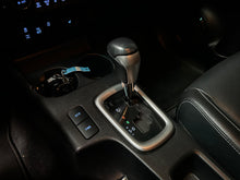 Charger l'image dans la galerie, TOYOTA Hilux Lounge 2.8L DIESEL 4X4