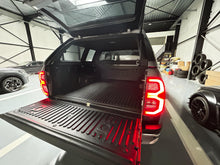 Charger l'image dans la galerie, TOYOTA Hilux Lounge 2.8L DIESEL 4X4